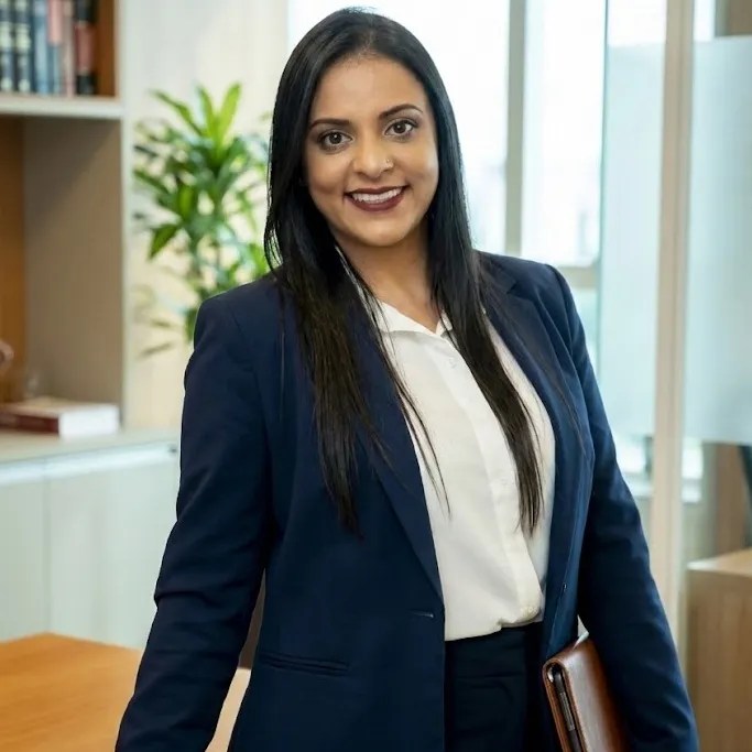 Advogada Especialista em Direito Tributário atendendo cliente oncológico